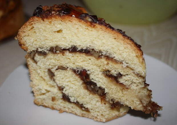 Витой пирог с финиками и орехами