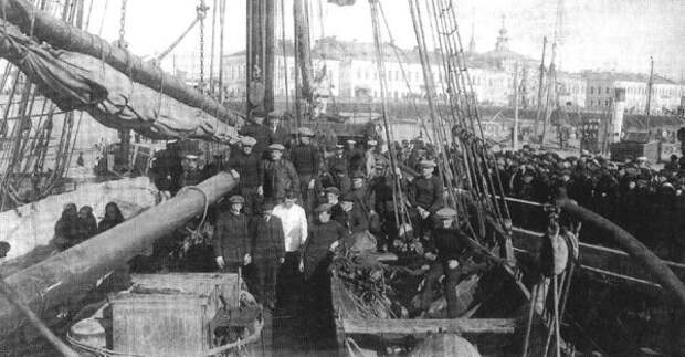 Седов. Спустя два года, «Святой Фока» снова в Архангельске, но уже без Седова.jpg