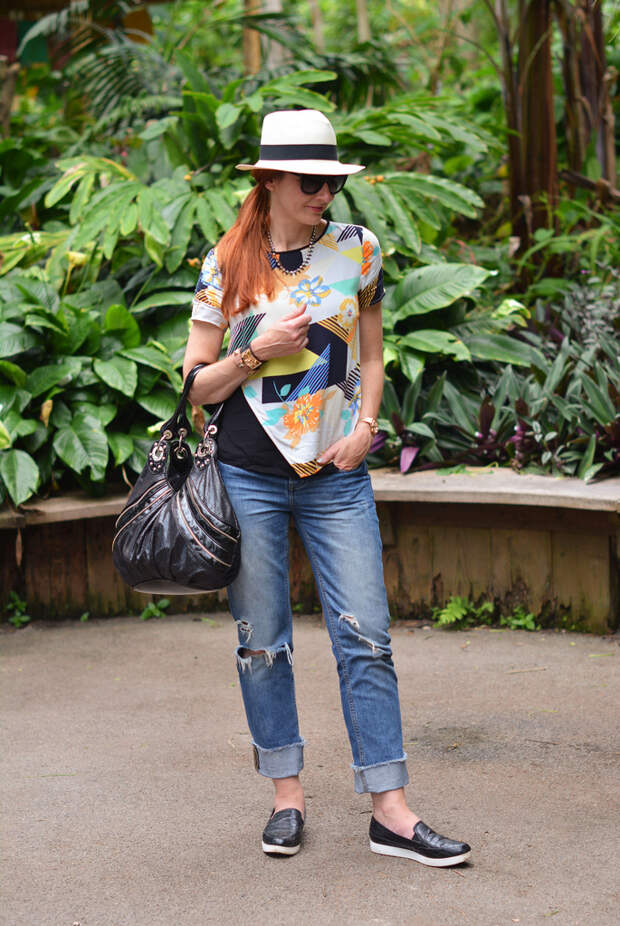 Summer style | Multi-coloured patterned top, distressed boyfriend jeans, Panama hat