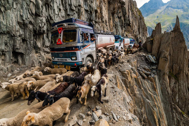 the-most-dangerous-road-in-india-artnaz-com-8