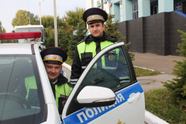 В Самарской области Госавтоинспекторы оперативно доставили в медицинское учреждение трехлетнего малыша с родителями