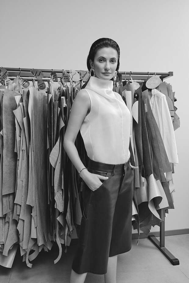 ТОП, The Row; БРЮКИ, Bottega Veneta