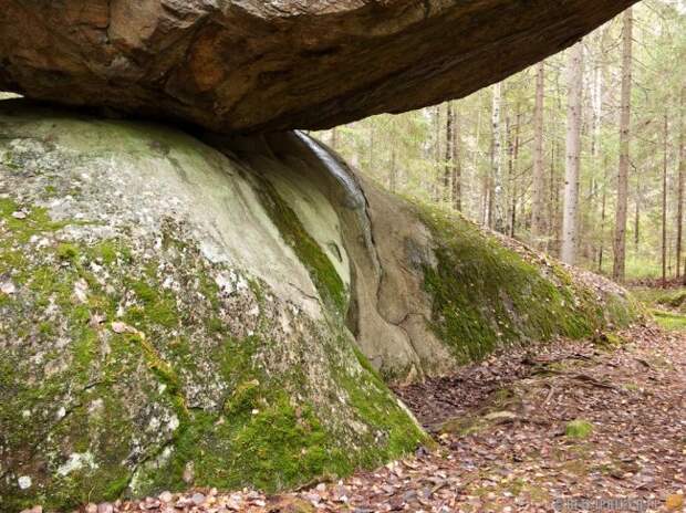 Kummakivi - огромный обломок скалы, лежащий на округлом валуне (6 фото) Kummakivi - огромный обломок скалы, лежащий на округлом валуне (6 фото)