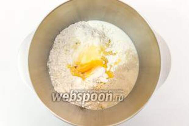 Муку смешаем с солью, сахаром, ванилью и дрожжами. Сливочное масло растопим (я делаю это вместе с молоком в микроволновке). Выливаем масло и молоко в муку. Туда же — яйцо.