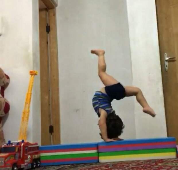 Двухлетний гимнаст покорил Инстаграм своими трюками