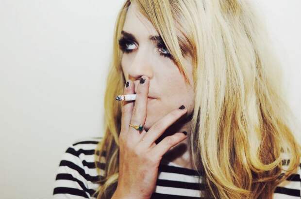 Smoking_woman_Kelsey-610x405