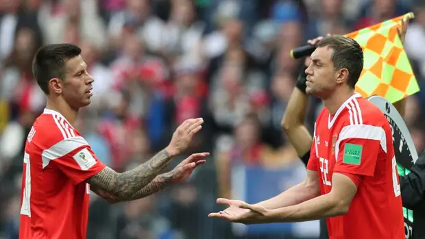 Смолов жестко ответил журналисту на сравнение с Дзюбой