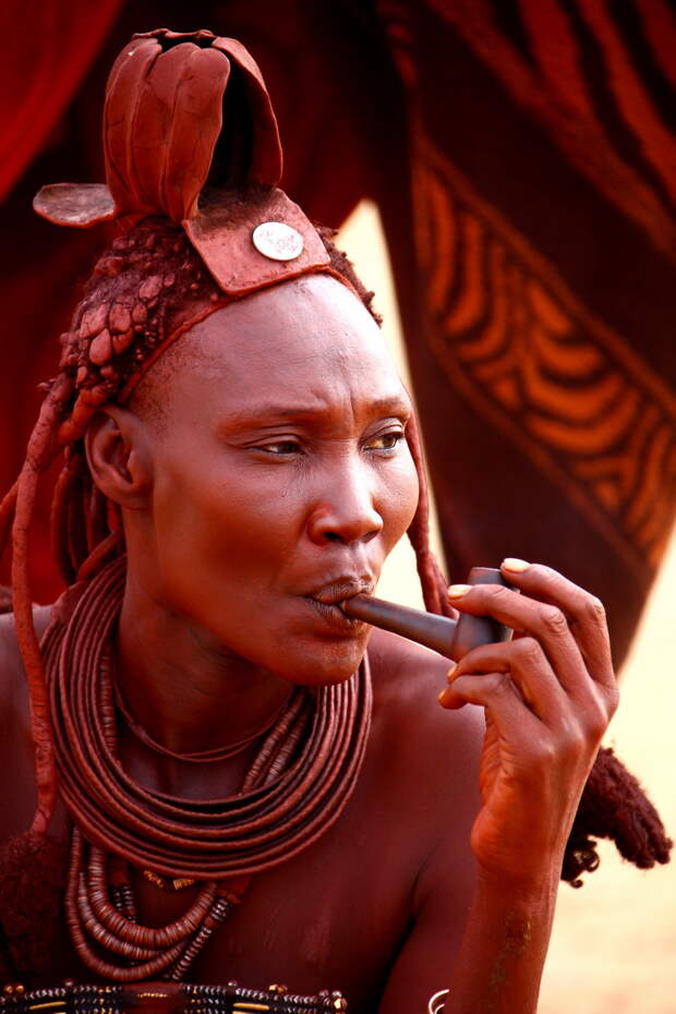 Моя бабушка курит трубку... В гостях у племени химба, Намибия, 2010 г. Измазанные охрой и ведущие практически первобытный образ жизни, эти люди охотно принимают туристов, позируют и продают им свои нехитрые поделки.