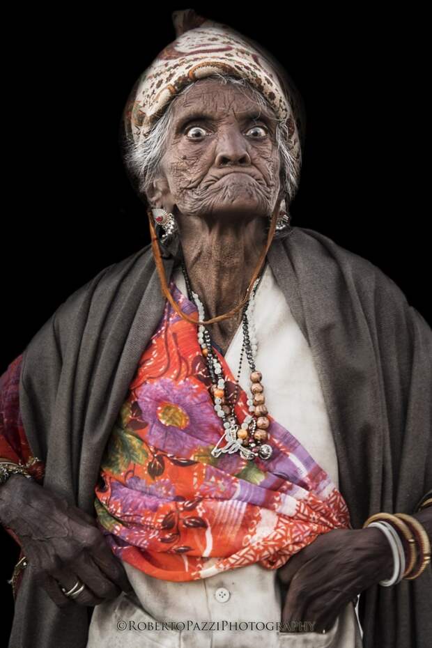Пожилая женщина в трущобах Джайпура бедность, индия, нищие, садху