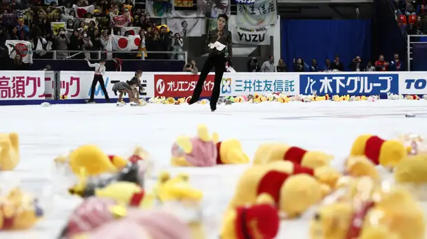 На этапе Гран-при в Москве фигуристу Ханю подарили 30 мешков Винни Пухов