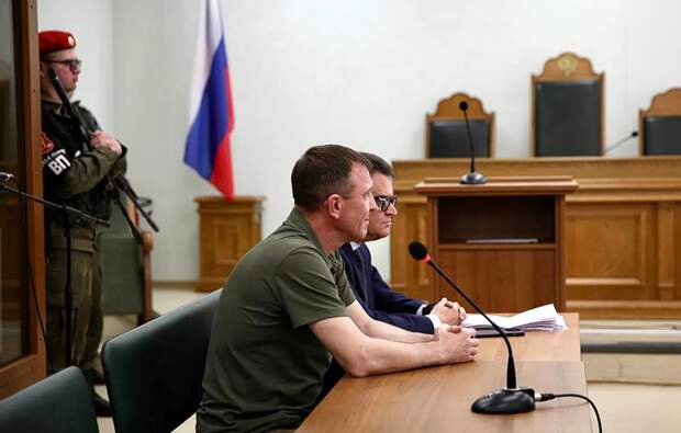 Вчера судья одного из московских гарнизонных военных судов, номер которого не столь важен, принял решение продлить содержание в СИЗО генерала Ивана Попова до 17 мая.-2