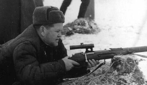В. Г. Зайцев, разменявший восьмой десяток, показывает «зелёной» молодёжи, как надо стрелять. Кадр из фильма «Легендарный снайпер» - "Заяц", которого боялись "волки" | Военно-исторический портал Warspot.ru