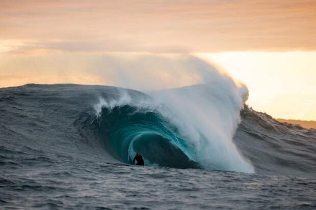 Сёрферы на 18-метровых волнах у берегов Западной Австралии Сёрфер, австралия, волны, спорт
