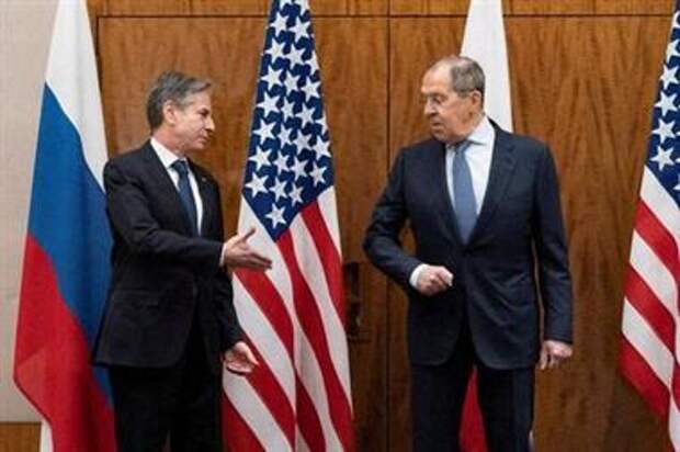 U.S. Secretary of State Antony Blinken greets Russian Foreign Minister Sergei Lavrov before their meeting, in Geneva, Switzerland, January 21, 2022. Alex Brandon/Pool via REUTERS