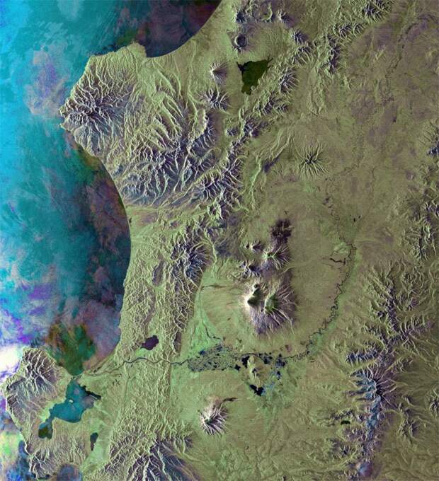 Восточное побережье Камчатки. В середине - Ключевская Сопка, самый высокий вулкан в Евразии. космос, россия, фото