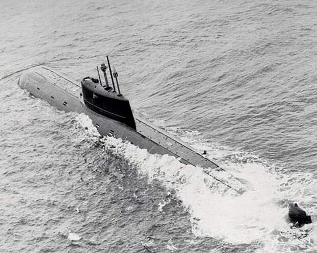 Единственная лодка проекта 685 «Плавник». Ей принадлежит абсолютный рекорд по глубине погружения среди подводных лодок — 1027 м. Погибла в результате пожара в Норвежском море 7 апреля 1989 года.