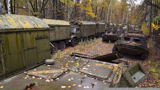 Брошенная военная техника в лесу Брошенная военная техника в лесу
