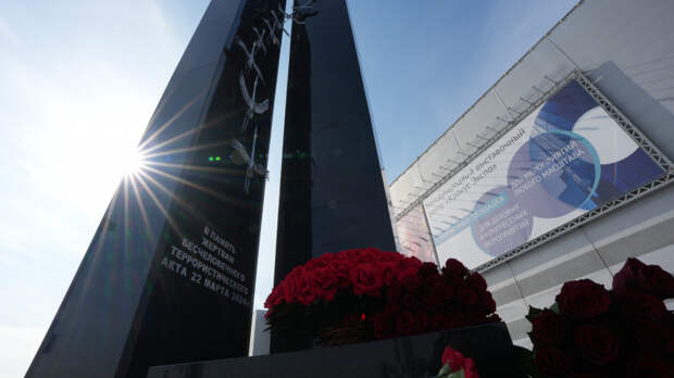 Люди несут цветы к мемориалу жертвам теракта в «Крокусе» в годовщину трагедии