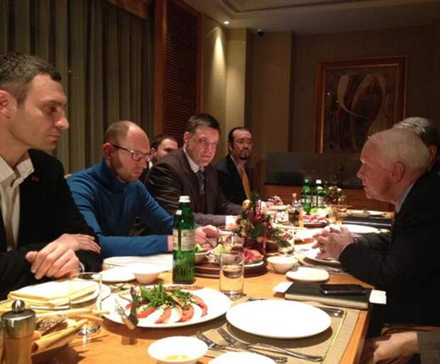 Украинцы должны понимать, что сегодня они — пушечное мясо в Большой Геополитической Игре под названием «Смерть России» Украинцы должны понимать, что сегодня они — пушечное мясо в Большой Геополитической Игре под названием «Смерть России»