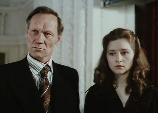 Кадр из фильма *Белые одежды*, 1992 | Фото: kino-teatr.ru Кадр из фильма *Белые одежды*, 1992 | Фото: kino-teatr.ru