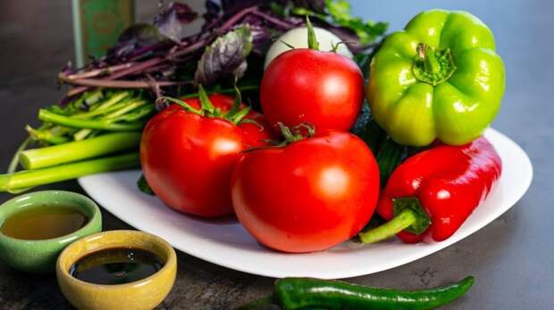 Самый вкусный летний салат из овощей и зелени, который можно есть постоянно. Освежающий и сочный