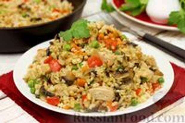 Фото к рецепту: Булгур с курицей, овощами и грибами
