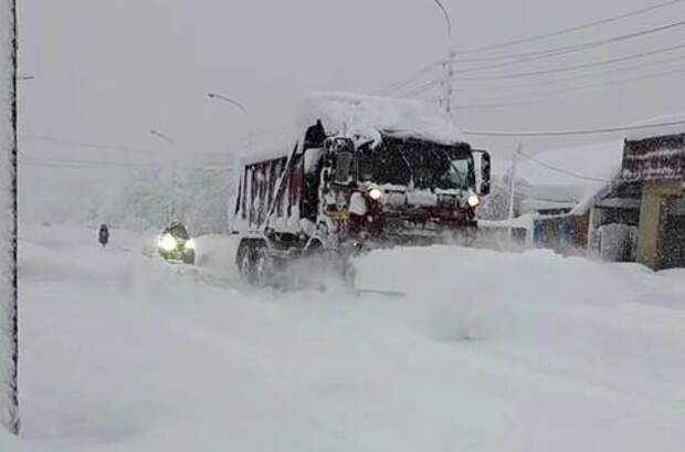 Новогодняя метель в Майкопе: город завален снегом, транспорт не ходит