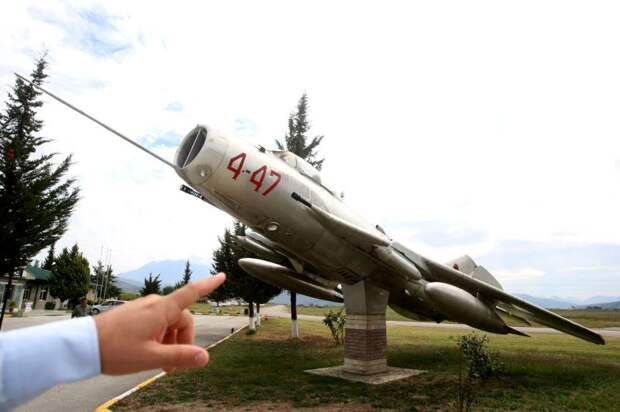 Кладбище советских истребителей МиГ в бывшем городе Сталин в Албании
