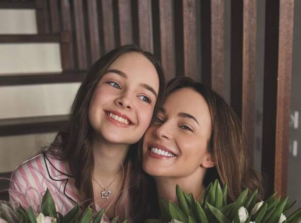 Актриса Анна Снаткина показала фото с повзрослевшей дочерью