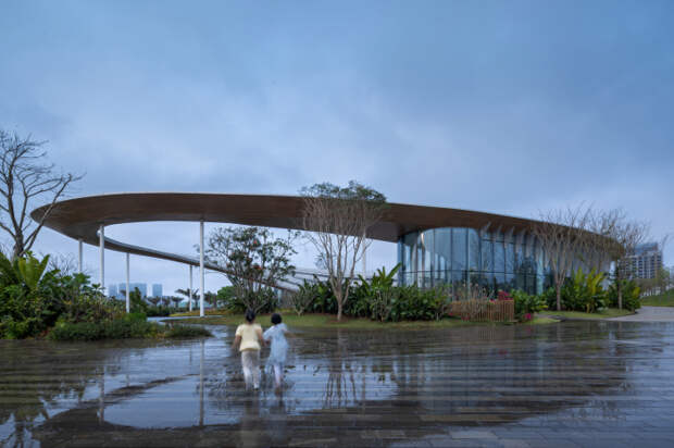 Стеклянный фасад создает впечатление, что крыша парит над землей (Haikou Xixiu Park Visitor Center, Китай). | Фото: muda-architects.com.