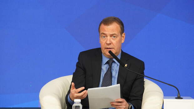 Медведев: поставки Киеву дальнобойных ракет расширит санитарную зону до Польши