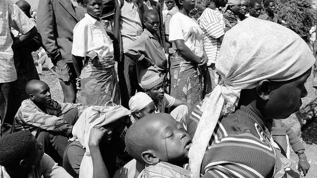 Бежавшие из Руанды в лагере для беженцев в Гоме, Заир, июль 1994 года 