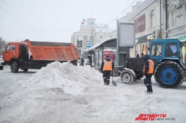 Последствия снегопада в Омске каждую ночь устраняют 150 единиц техники ЖКХ: Городское хозяйство ЖКХ АиФ Омск