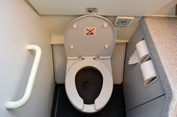 кабина с туалетом в самолете