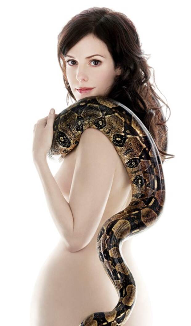 голая девушка и змея: Мэри-Луиз Паркер. фото