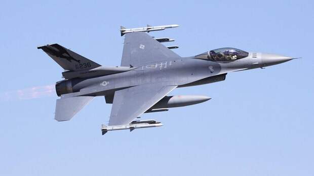 Франция готовит 26 украинских пилотов к полетам на F-16