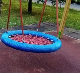 На детской площадке на 9-й Северной линии отремонтировали качели
