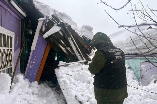 В Кузбассе мужчину придавило упавшим с крыши снегом