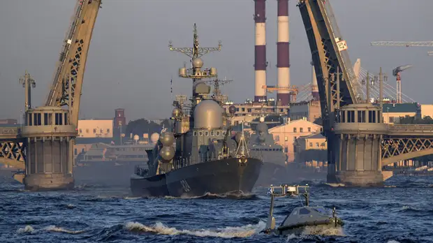 Более 10 пушек произведут залпы в начале и конце парада в честь Дня ВМФ в Петербурге