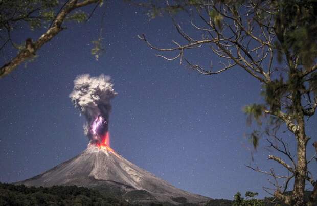 Извержение вулкана Колима, одного из самых активных вулканов в Мексике. Фото - Эрнандо Алонсо Ривера Сервантес (Мексика), одно из призовых мест в категории "ландшафт" дикая природа, лучшие снимки, лучшие фотографии, победители конкурса, фотографии природы, фотоконкурс, фотоконкурсы. природа