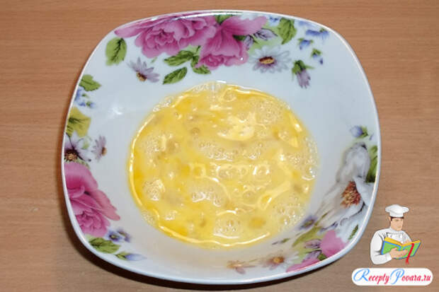Яйца взбиваем