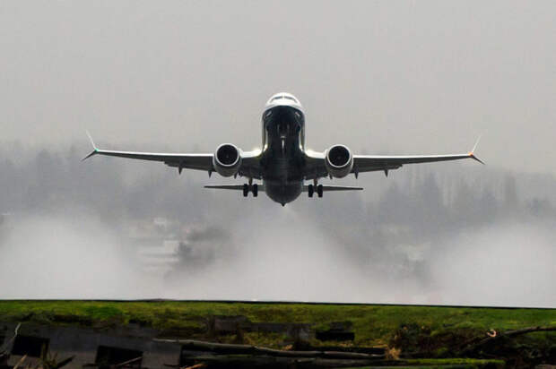 Взлет самолета Boeing 737 MAX 8