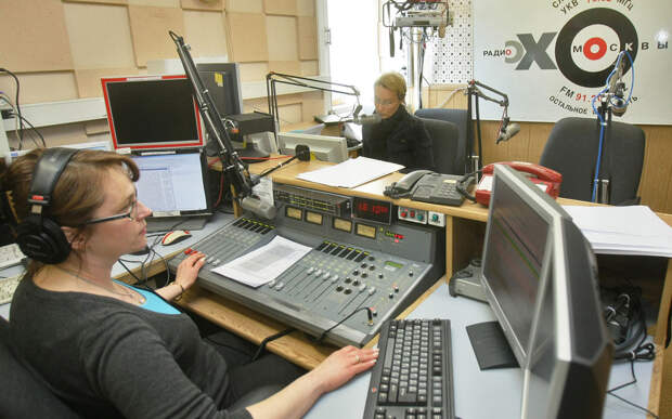 В эфирной студии радиостанции "Эхо Москвы" во время работы. Фото: © РИА Новости / Владимир Федоренко