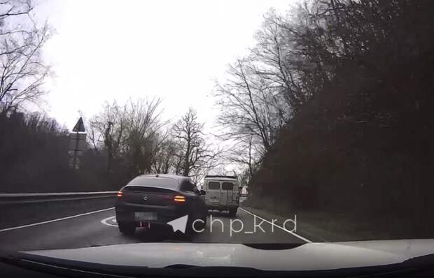 В Сочи лихач совершал обгон по встречке на серпантине: нарушителя нашли по видео