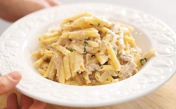 Сливочные макароны с сыром и чесноком. Без мяса, но потрясающе вкусно