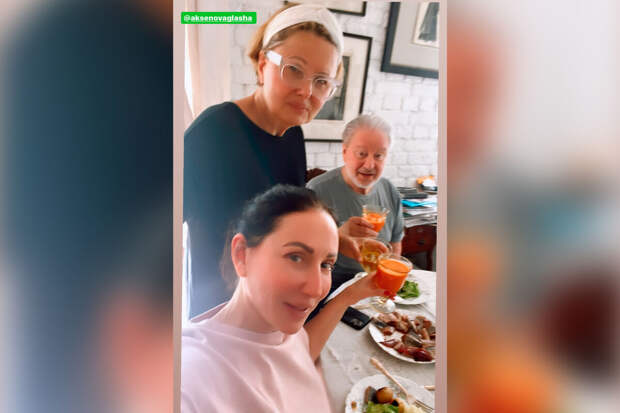 Актриса Алика Смехова опубликовала фото с отцом и мачехой