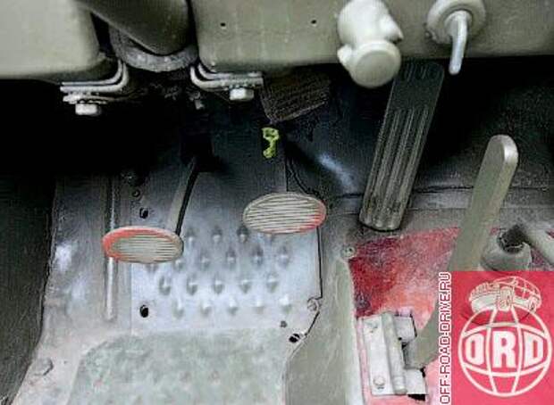 Несмотря на кажущуюся нелогичность узла, педали расположены почти на одном уровне и по горизонтали, и по вертикали. Учитесь, современные конструкторы!