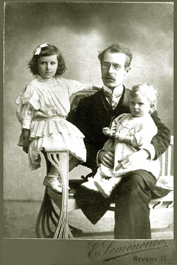 Валерий Львович Альбрехт с дочками Таней и Настей, из архива В. Л. Альбрехта