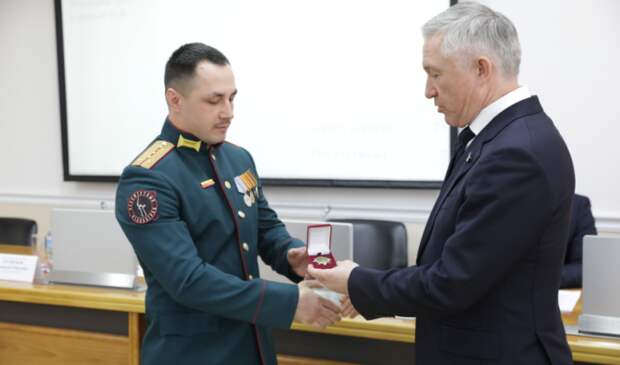 Высшую муниципальную награду Волгограда вручили бойцу СВО Николаю Коновалову