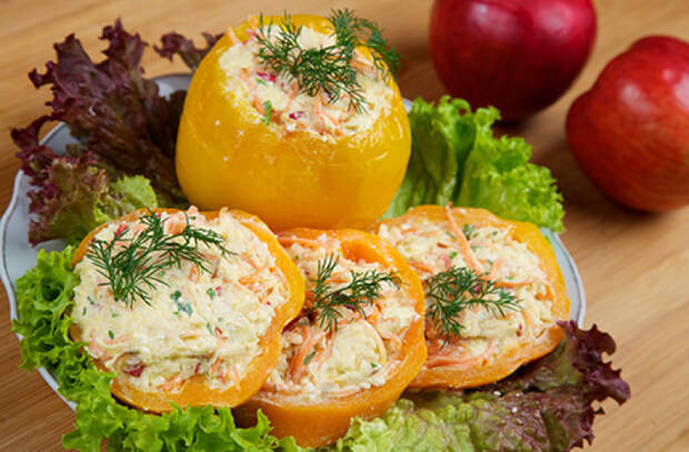 РЕЦЕПТ ДНЯ: Перец фаршированный яблоками и морковью